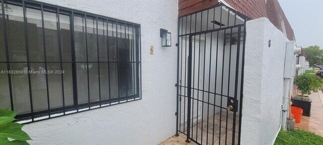 319 NW 109th Ave in Miami, FL - Building Photo - Building Photo