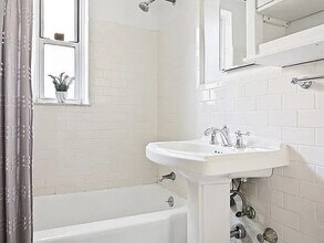 302 E 88th St in New York, NY - Building Photo - Building Photo