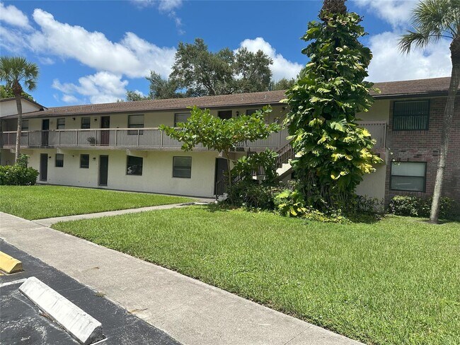 6061 Shaker Wood Cir in Tamarac, FL - Building Photo - Building Photo