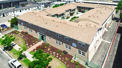 Victory  Plaza Apartments in North Hollywood, CA - Building Photo - Building Photo