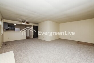 8811 Foxgate Ct in Dayton, OH - Building Photo - Building Photo