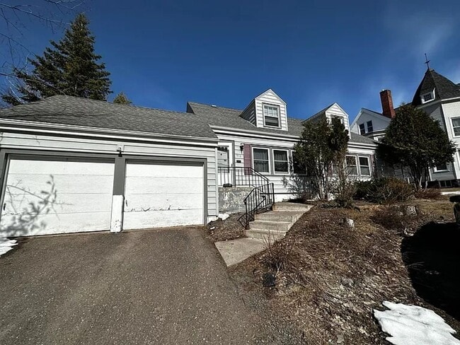 1913-1915 Woodland Ave