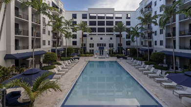 Manor in Plantation in Plantation, FL - Building Photo - Building Photo