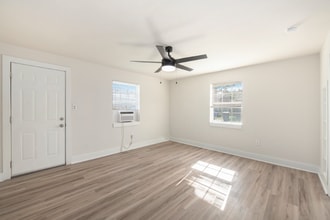 1906 Hampton Ave in North Charleston, SC - Building Photo - Building Photo