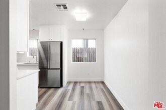 6616 Sylmar Ave in Los Angeles, CA - Foto de edificio - Building Photo