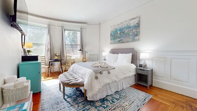 1029 Beacon St in Brookline, MA - Foto de edificio - Building Photo