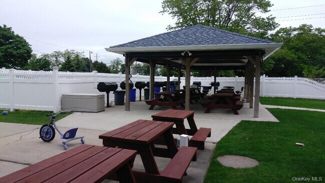 52325 County Rd 48 in Southold, NY - Building Photo - Building Photo