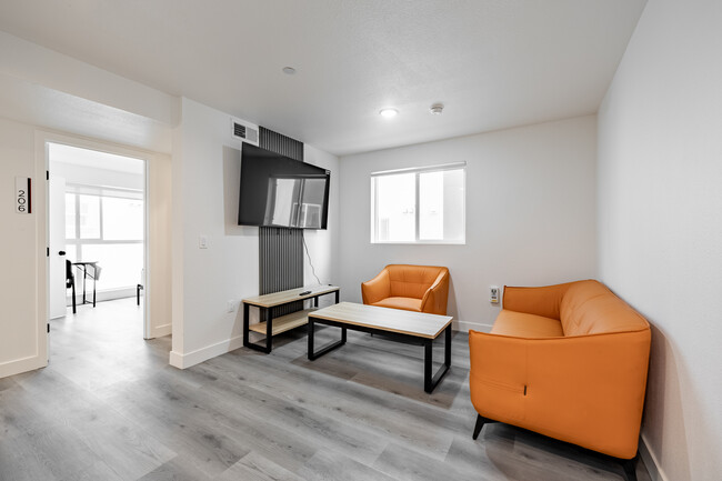 1360 W 35th Student Housing in Los Angeles, CA - Building Photo - Interior Photo