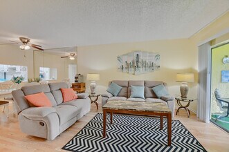 9826 Marina Blvd in Boca Raton, FL - Foto de edificio - Building Photo