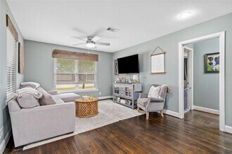 2327 Chantilly Ln in Houston, TX - Foto de edificio - Building Photo