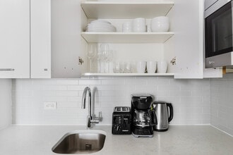 230 E 44th St in New York, NY - Building Photo - Building Photo