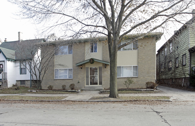 1608 N Warren Ave in Milwaukee, WI - Foto de edificio - Building Photo