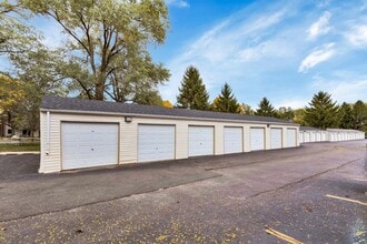 Silver Creek Apartments in Woodstock, IL - Foto de edificio - Building Photo