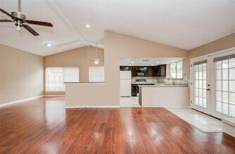 15823 Ruppstock Dr in Missouri City, TX - Foto de edificio - Building Photo