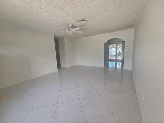 6186 Winrock Rd in Greenacres, FL - Building Photo - Building Photo