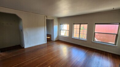 5244-5308 NE Wistaria Drive in Portland, OR - Building Photo - Building Photo