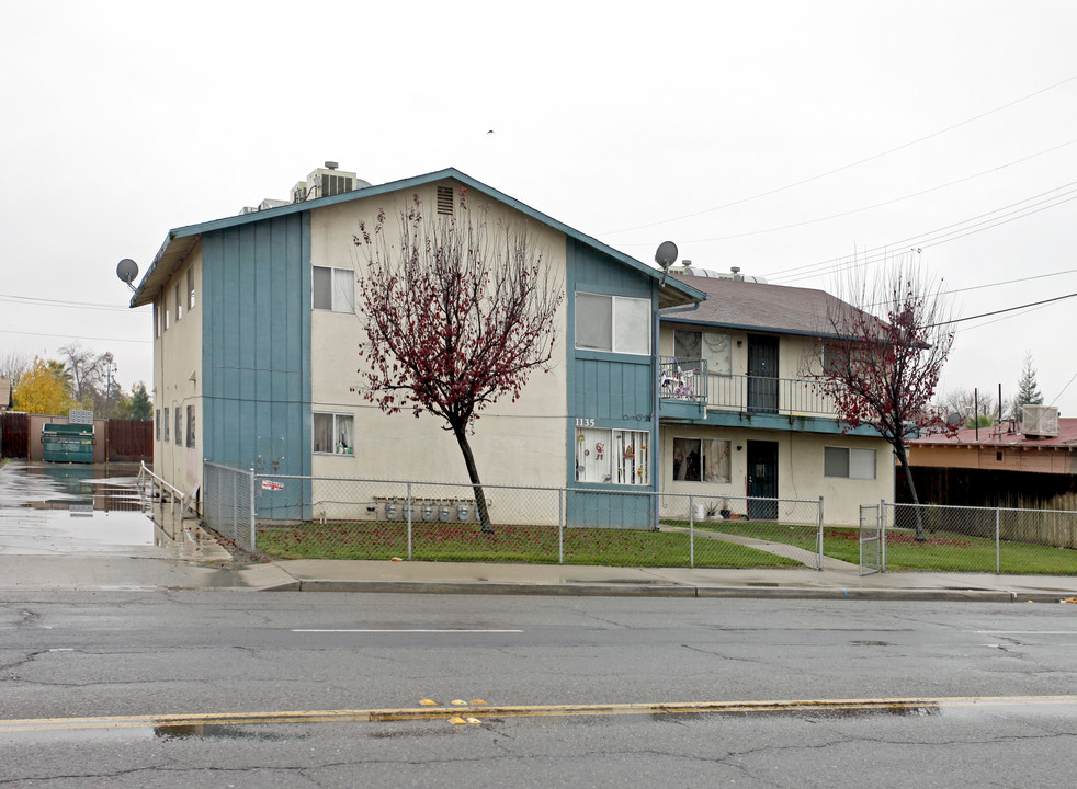 1135 W Inyo Ave in Tulare, CA - Building Photo