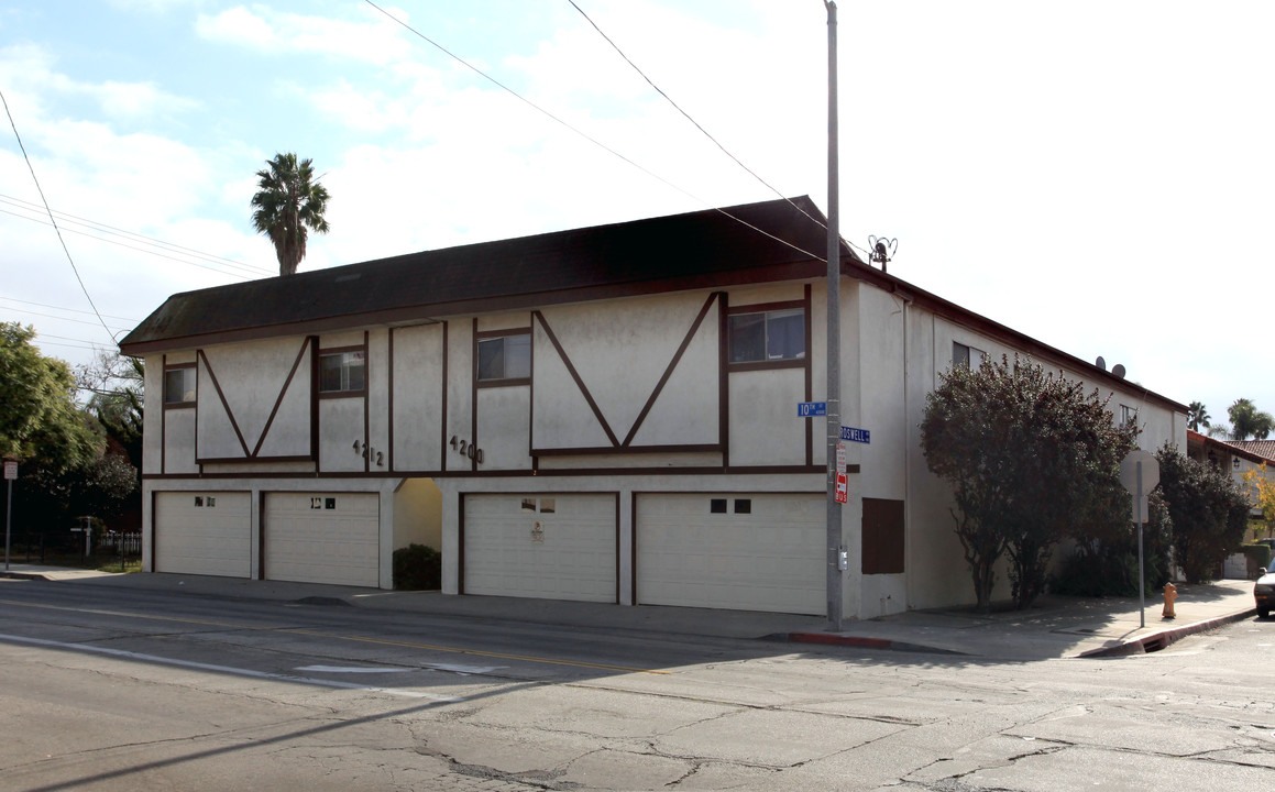 4200-4212 E 10th St in Long Beach, CA - Building Photo