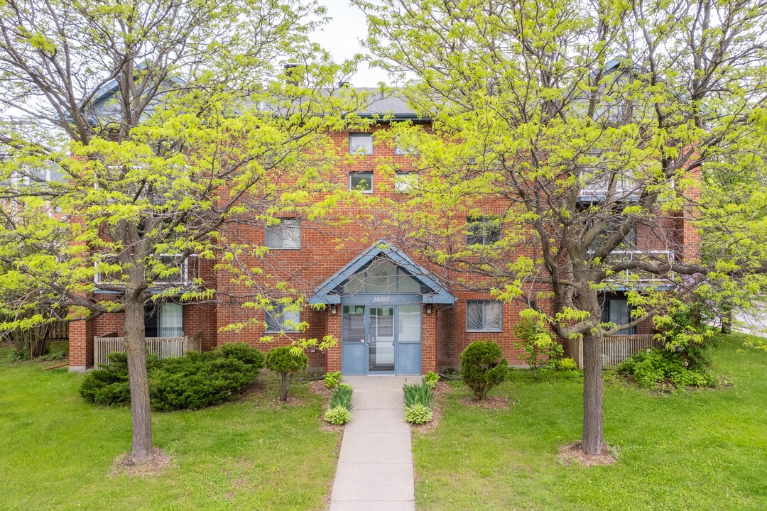 14585 De Pierrefonds Boul in Pierrefonds, QC - Building Photo