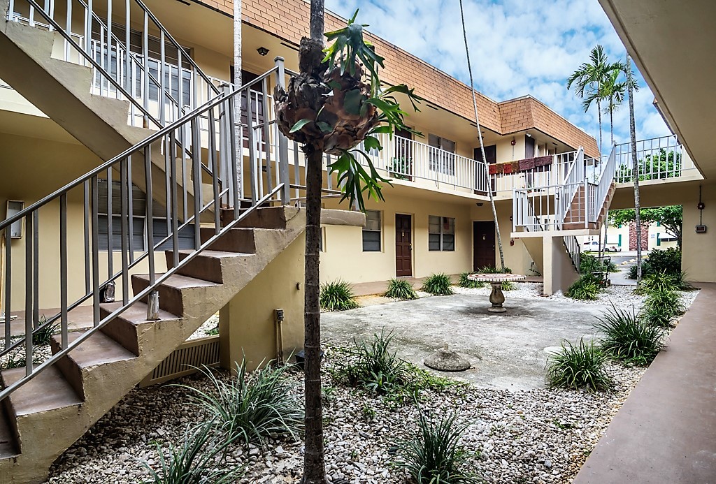 The Alexander Apartments in Hollywood, FL - Building Photo