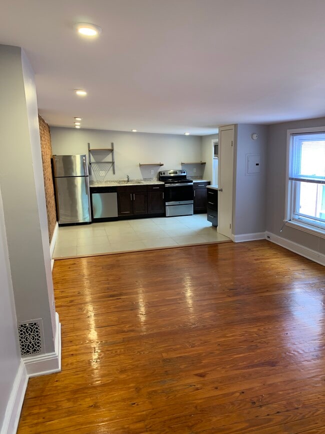 1702 W Girard Ave, Unit 3 in Philadelphia, PA - Building Photo - Building Photo