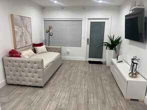 3675 SW 26th St in Miami, FL - Building Photo - Building Photo