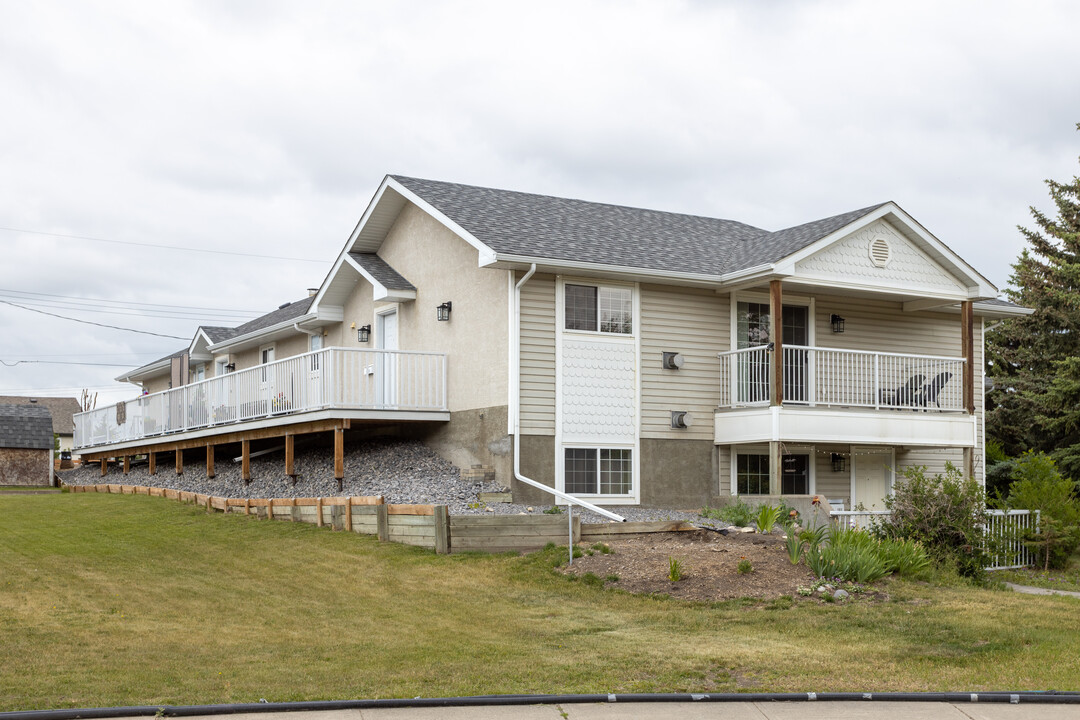 Kerrywood Court in Red Deer, AB - Building Photo