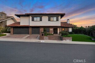 5952 Woodland View Dr in Los Angeles, CA - Building Photo