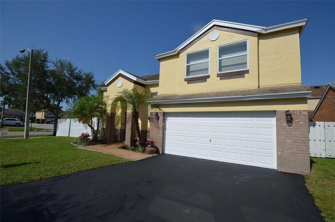 10871 SW 11th Manor in Davie, FL - Foto de edificio