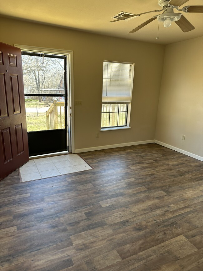110 S 6th St in Noble, OK - Foto de edificio - Building Photo