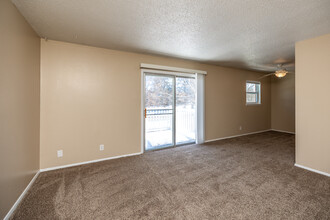 Park Madison Apartments in Burlington, IA - Building Photo - Interior Photo