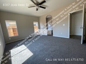 8307 Jean Anne St in Bakersfield, CA - Foto de edificio - Building Photo