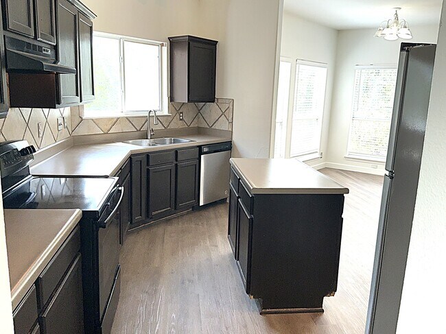 711 Pinafore St in San Antonio, TX - Building Photo - Building Photo
