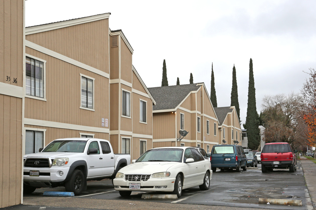 301 S B St in Madera, CA - Building Photo