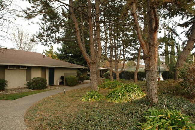 Chico Villa East Apartments in Chico, CA - Foto de edificio - Building Photo