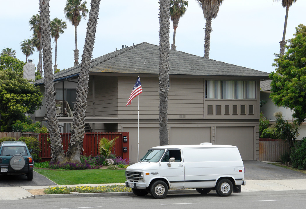 910-912 Peninsula St in Ventura, CA - Foto de edificio