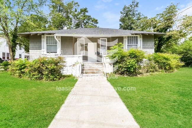 204 S Adair St in Clinton, SC - Foto de edificio - Building Photo