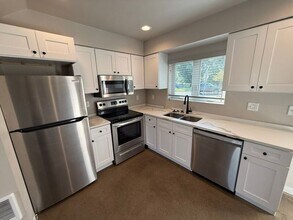 2901 Waverly Dr SE in Albany, OR - Building Photo - Building Photo