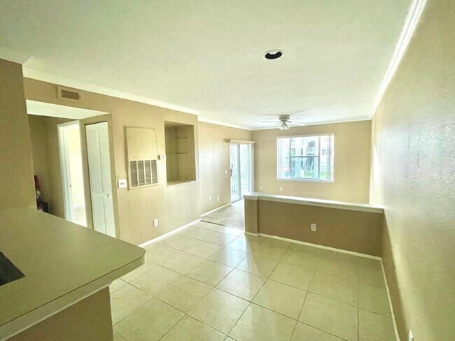 1705 Palm Cove Blvd-Unit -1-202 in Delray Beach, FL - Foto de edificio - Building Photo