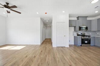 1913 Ross Ave in Cleveland, TX - Building Photo - Building Photo