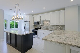 6817 Via Regina in Boca Raton, FL - Foto de edificio - Building Photo