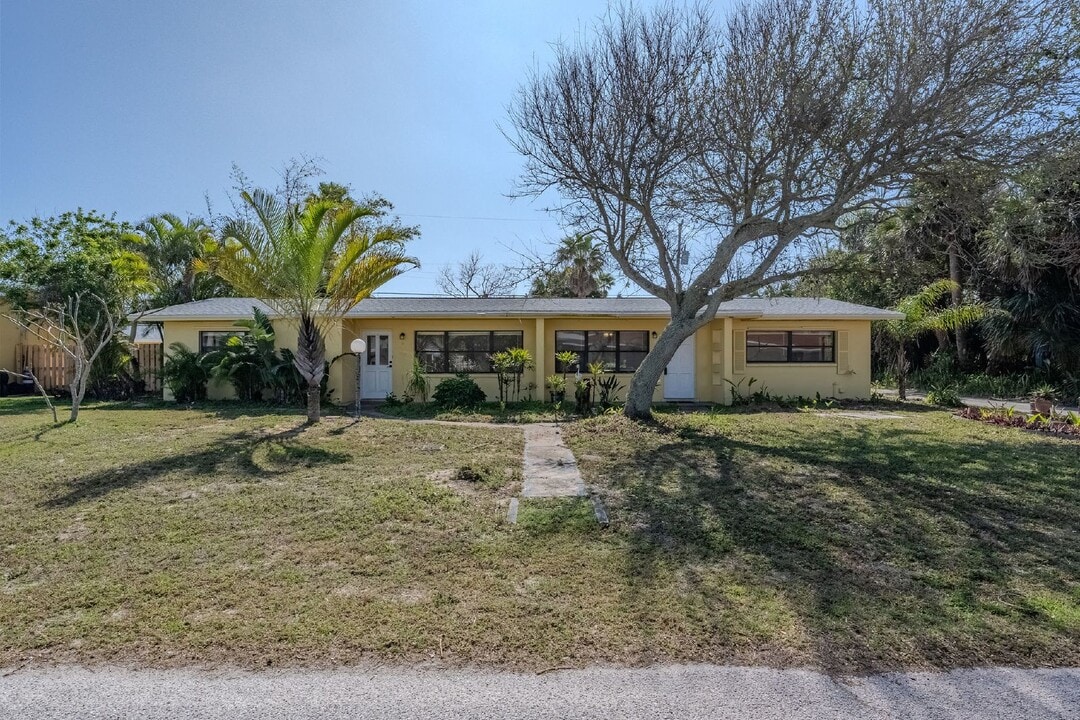 137 1st Ave in Indialantic, FL - Building Photo