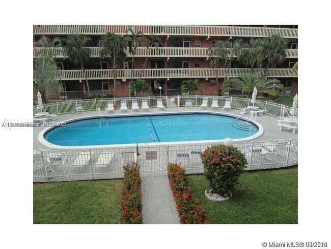180 NE 12th Ave, Unit 11 E in Hallandale Beach, FL - Foto de edificio - Building Photo