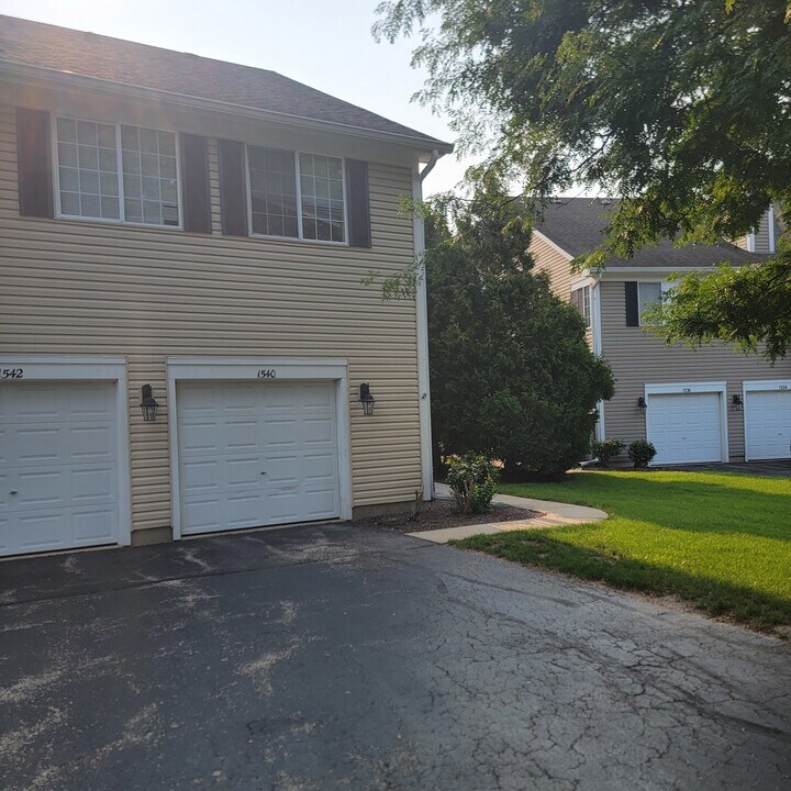 1540 Hickory Rd in Woodstock, IL - Building Photo