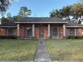 5822 Yarwell Dr in Houston, TX - Building Photo