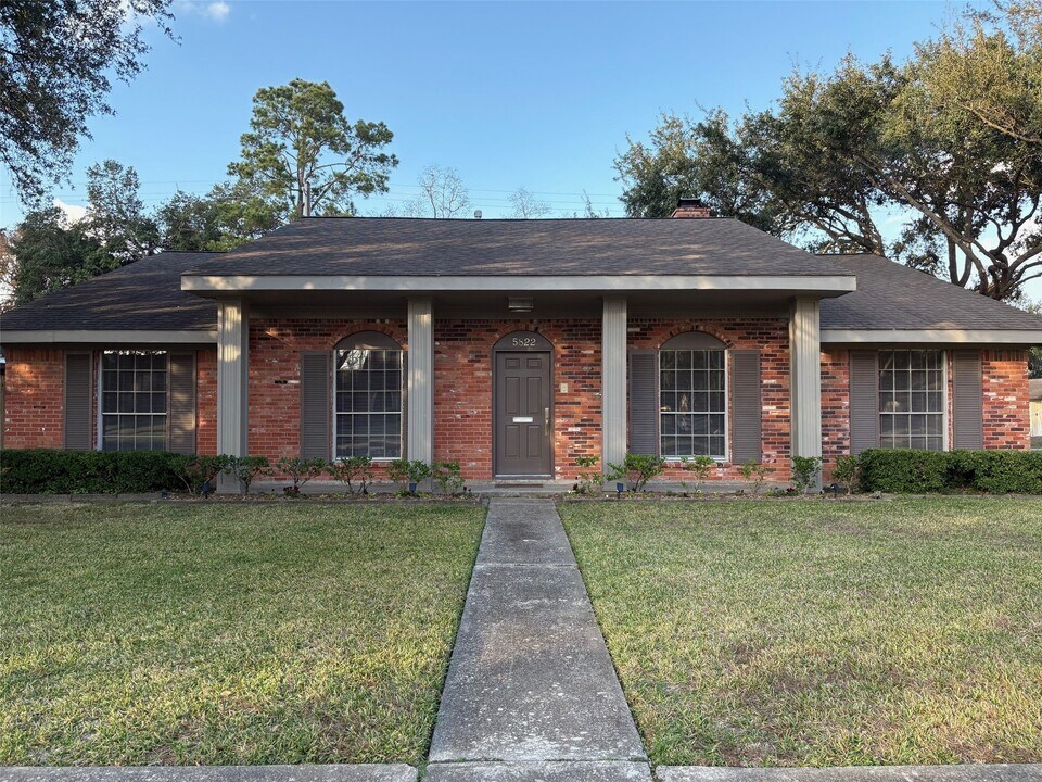5822 Yarwell Dr in Houston, TX - Building Photo