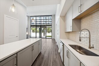 9757 Katy Fwy in Houston, TX - Foto de edificio - Building Photo