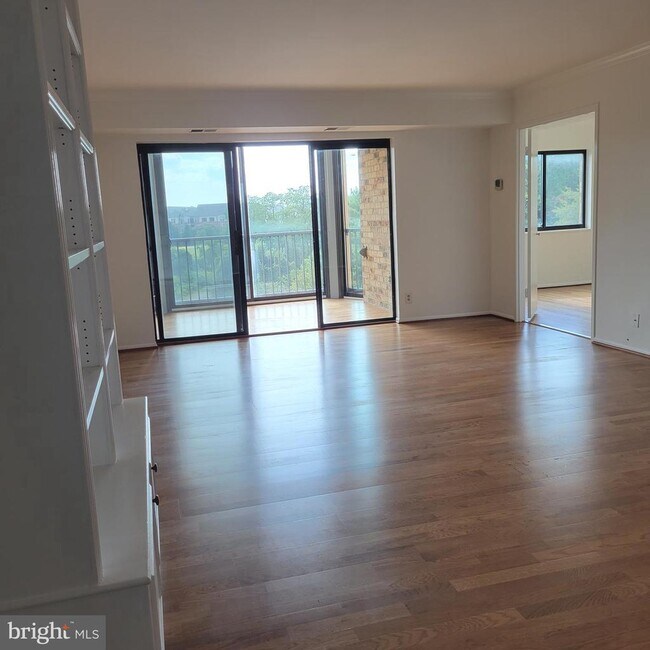 5901 Mt Eagle Dr in Alexandria, VA - Building Photo - Building Photo