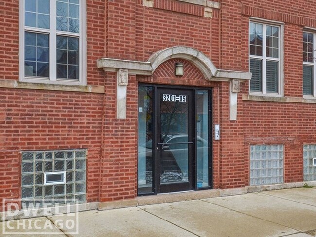 3205 W George St, Unit 2 in Chicago, IL - Building Photo - Building Photo