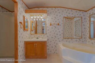 209 2nd St SW in Belfield, ND - Foto de edificio - Building Photo